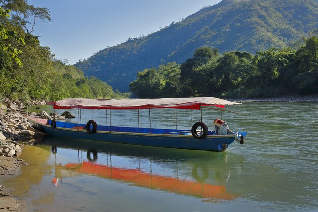 Barco nas margens do rio perene