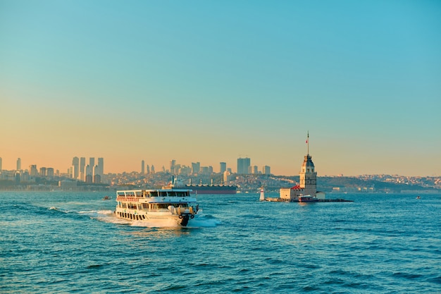 El barco navega al atardecer en el estrecho del Bósforo en Estambul