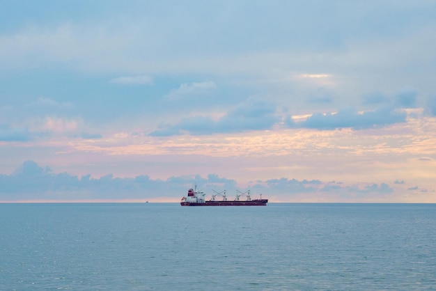 El barco navega en el Mar Negro al atardecer