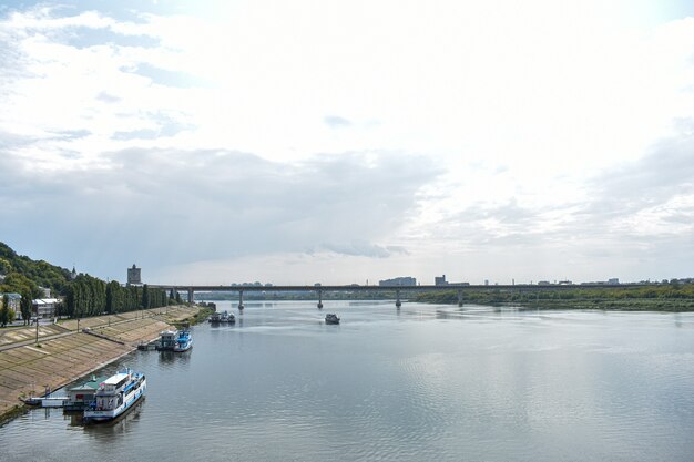 El barco navega por el río Oka. Nizhny Novgorod