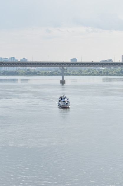 El barco navega por el río Oka. Nizhny Novgorod