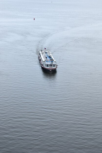 El barco navega por el río Oka. Nizhny Novgorod