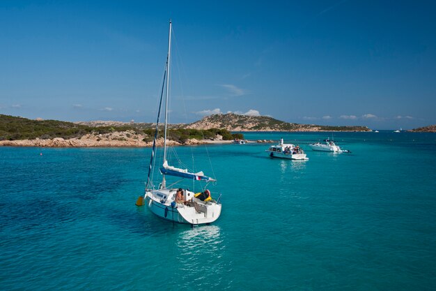 Foto barco navegando cara isla santa maria