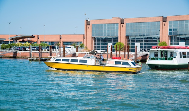 Barco navegando por el Gran Canal de Venecia Italia