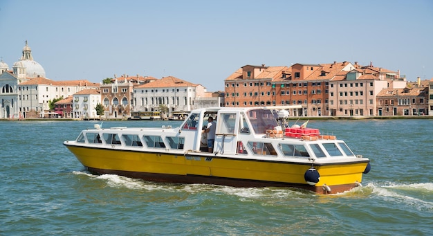 Barco navegando por el Gran Canal de Venecia Italia