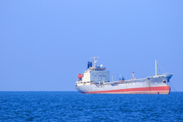 Foto el barco navegando en el mar contra el cielo azul claro