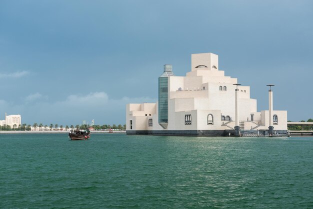 Foto barco navegando en el mar contra el cielo en la ciudad