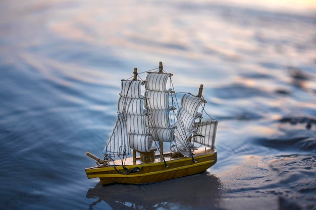 Un barco navegando en el mar contra el cielo
