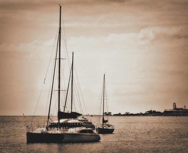 Foto un barco navegando en el mar contra el cielo