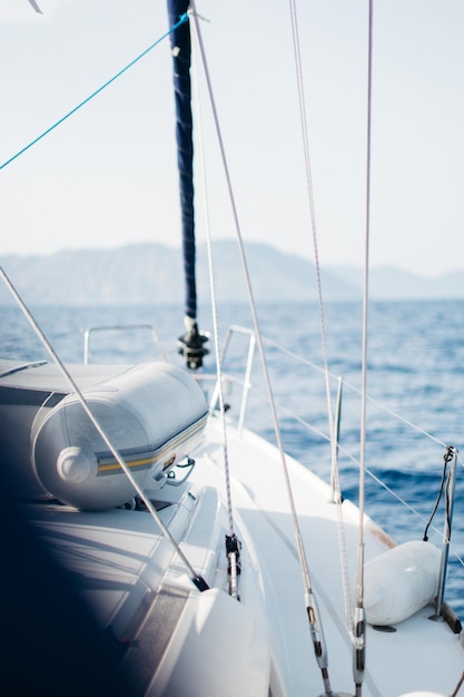 Un barco navegando en el mar contra el cielo
