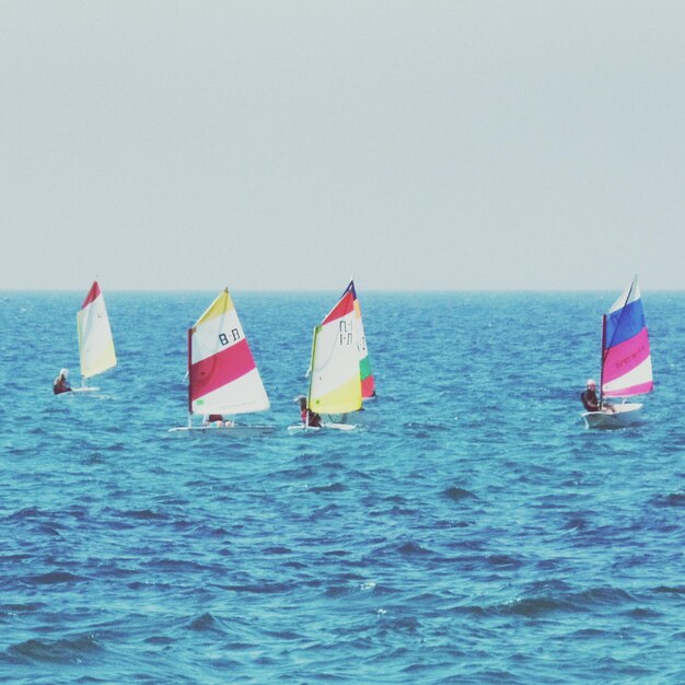 Foto barco navegando en el mar