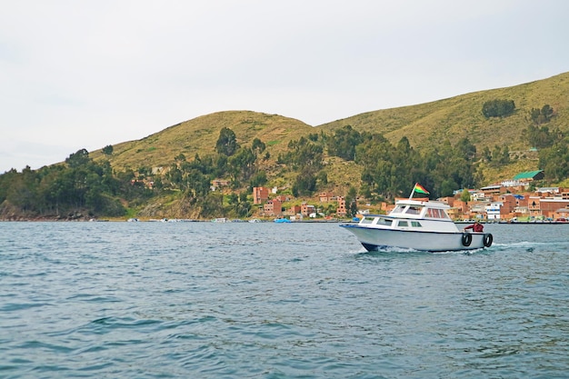 Barco navegando no Lago Titicaca, o lago navegável mais alto do mundo, na cidade de Copacabana, Bolívia