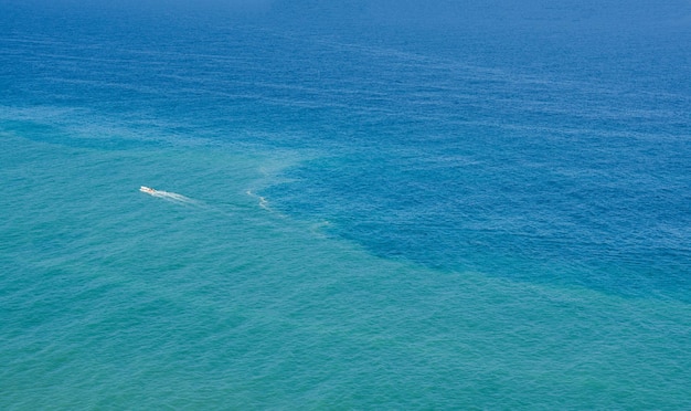 Barco navegando no mar do Caribe Fundo de água azul e verde Copie o espaço