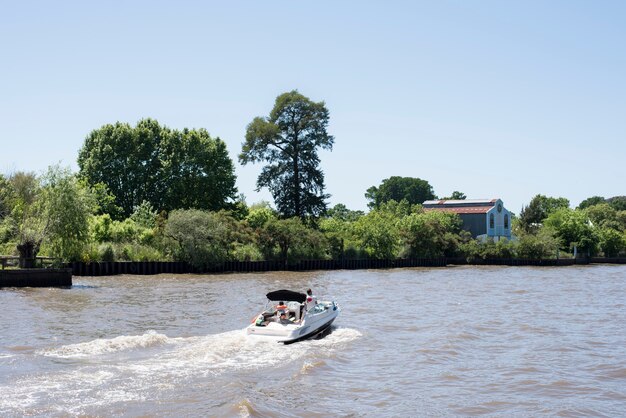 barco navegando no rio