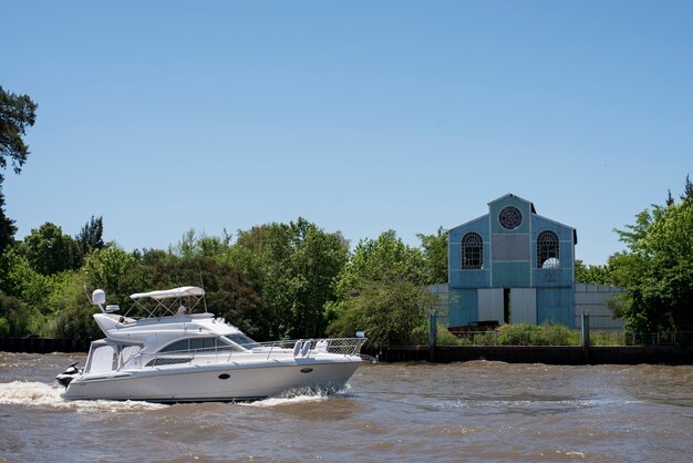 Foto barco navegando en el río