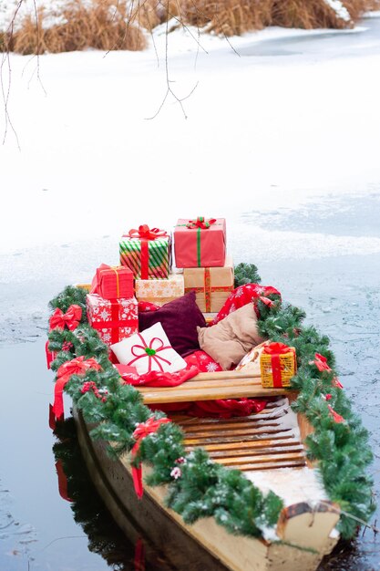 Barco navideño con juguetes de agujas de pino y lazos rojos Vacaciones en todo el mundo