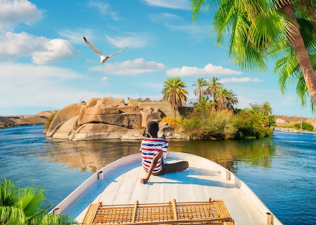 Barco en el nilo y la isla.