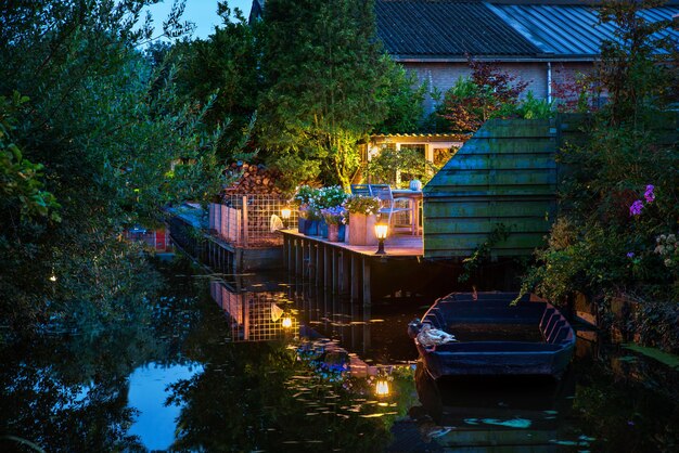 Barco no canal pela casa à noite