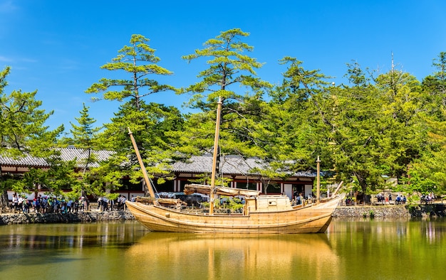 Barco no complexo do templo todai-ji em nara - japão