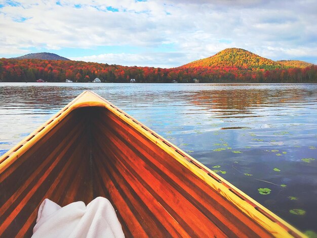 Foto barco no lago contra o céu nublado