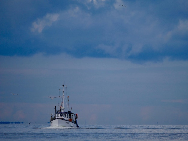 Foto barco no mar calmo contra o céu