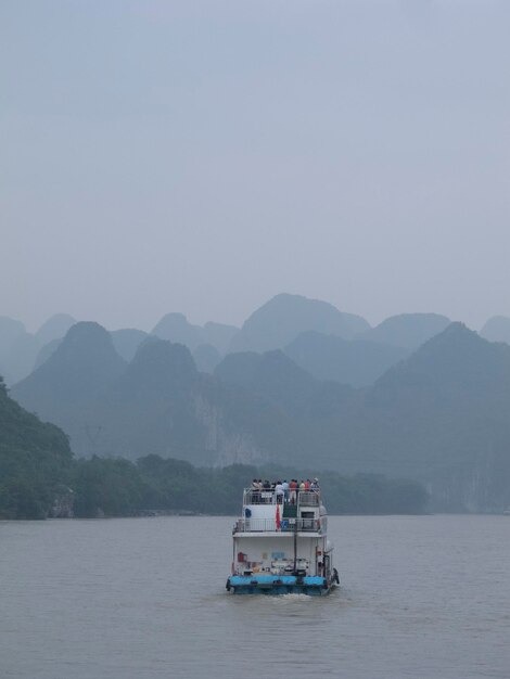 Foto barco no mar contra as montanhas no rio li guilin china