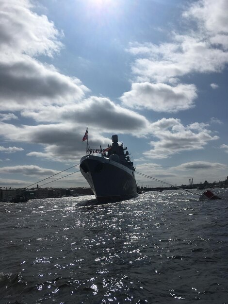 Barco no mar contra o céu