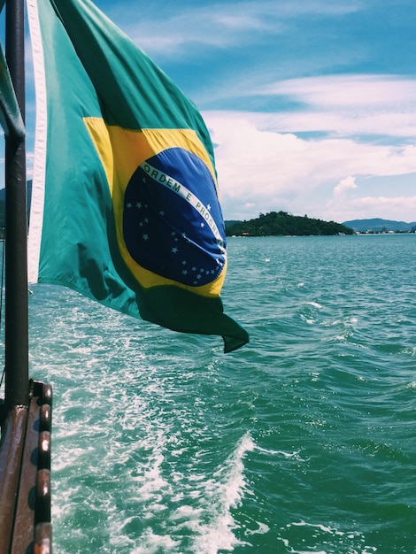 Foto barco no mar contra o céu