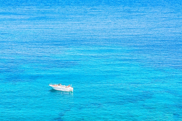 Barco no mar Mediterrâneo em Capo Testa, Santa Teresa Gallura, Sardenha, Itália