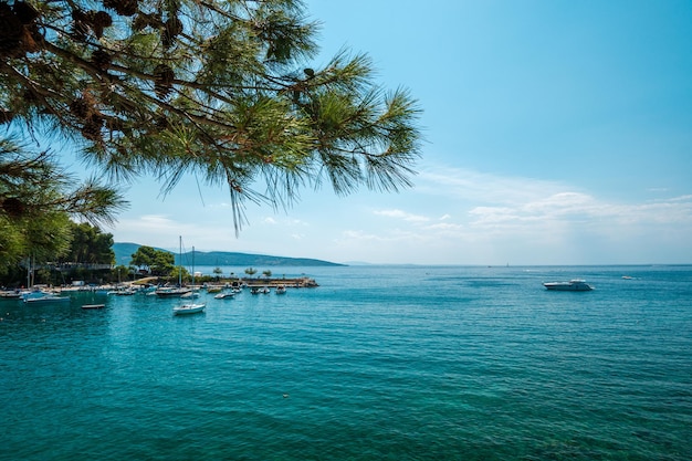Barco no mar perto da ilha de Krk, Croácia