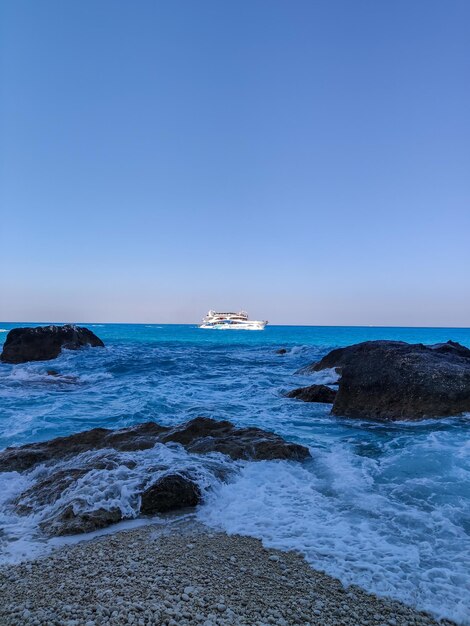 Barco no mar perto da praia