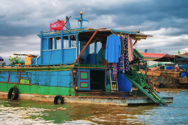 Barco no mercado flutuante no delta Mekong em Can Tho, Vietnã