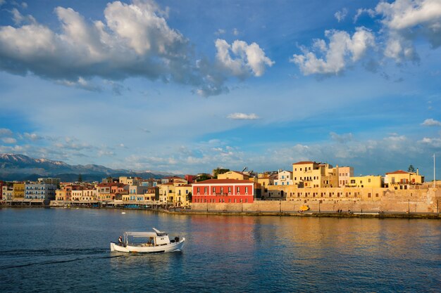 Foto barco no pitoresco porto velho de chania, ilha de creta. grécia