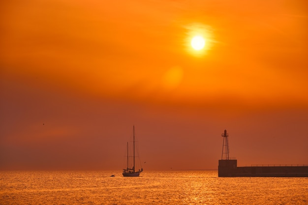 Barco no porto de Marselha no pôr do sol em Marselha, França