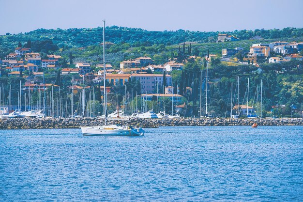 Foto barco no porto no mar adriático na aldeia piscatória de izola, eslovénia