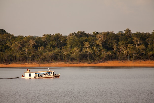 Barco no rio Amazonas