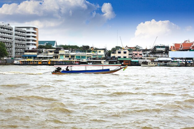 Barco no rio chao phraya, tailândia