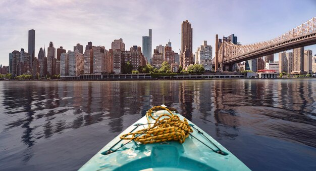 Foto barco no rio contra a paisagem da cidade