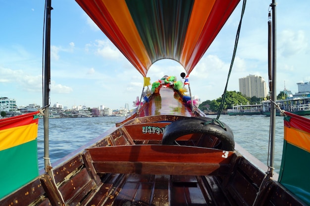 Barco no rio contra o céu