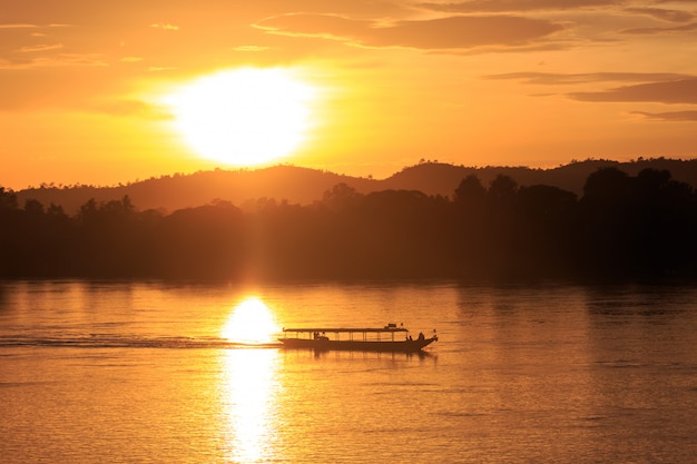 Barco no rio mekong, chiang khan, tailândia