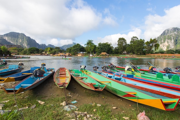 Barco no rio Song em Vang Vieng