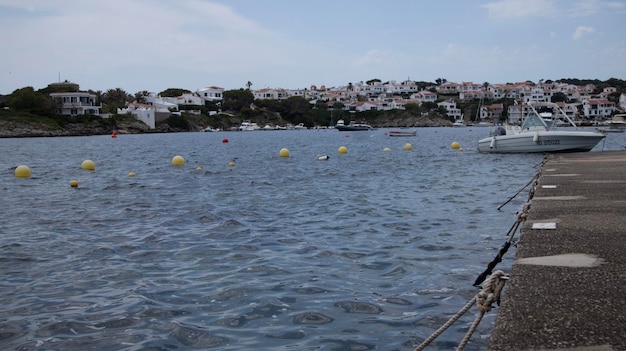 Un barco con el número 5 en él