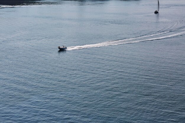 Un barco en el océano en un día soleado.