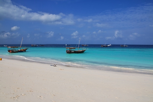 Barco en el océano Índico de Zanzíbar, Tanzania