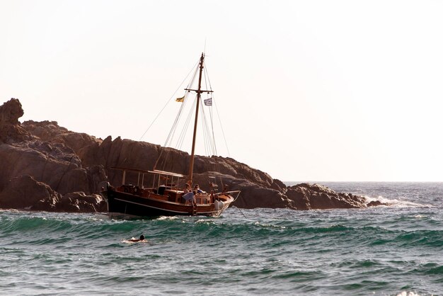 Un barco en las olas de la isla de Patmos, Grecia.