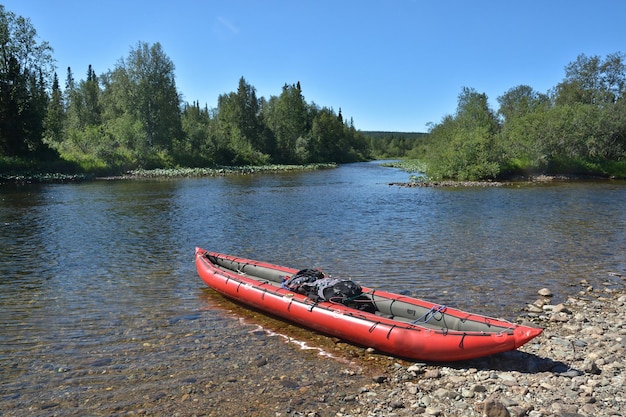 Barco en la orilla pedregosa del río del Norte