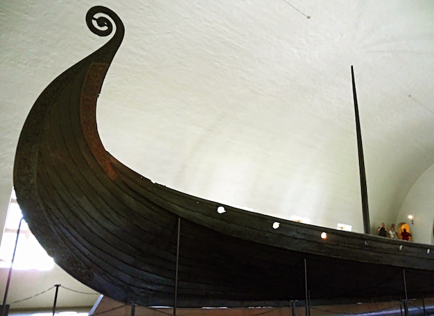 Barco Oseberg un barco de 2158 metros de largo construido de roble Museo de Barcos Vikingos en Oslo Noruega