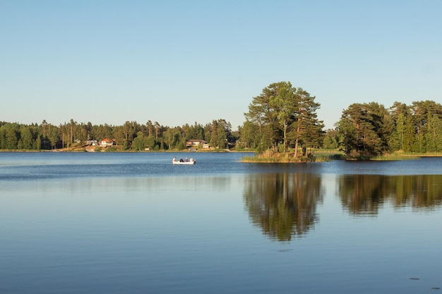 Barco en el paisaje del río lago