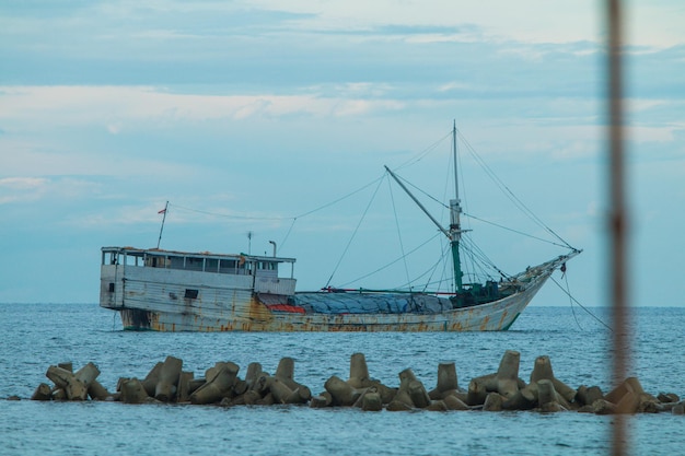 Foto un barco con la palabra barco en él.