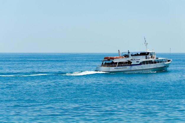 Foto un barco con la palabra mar en él.